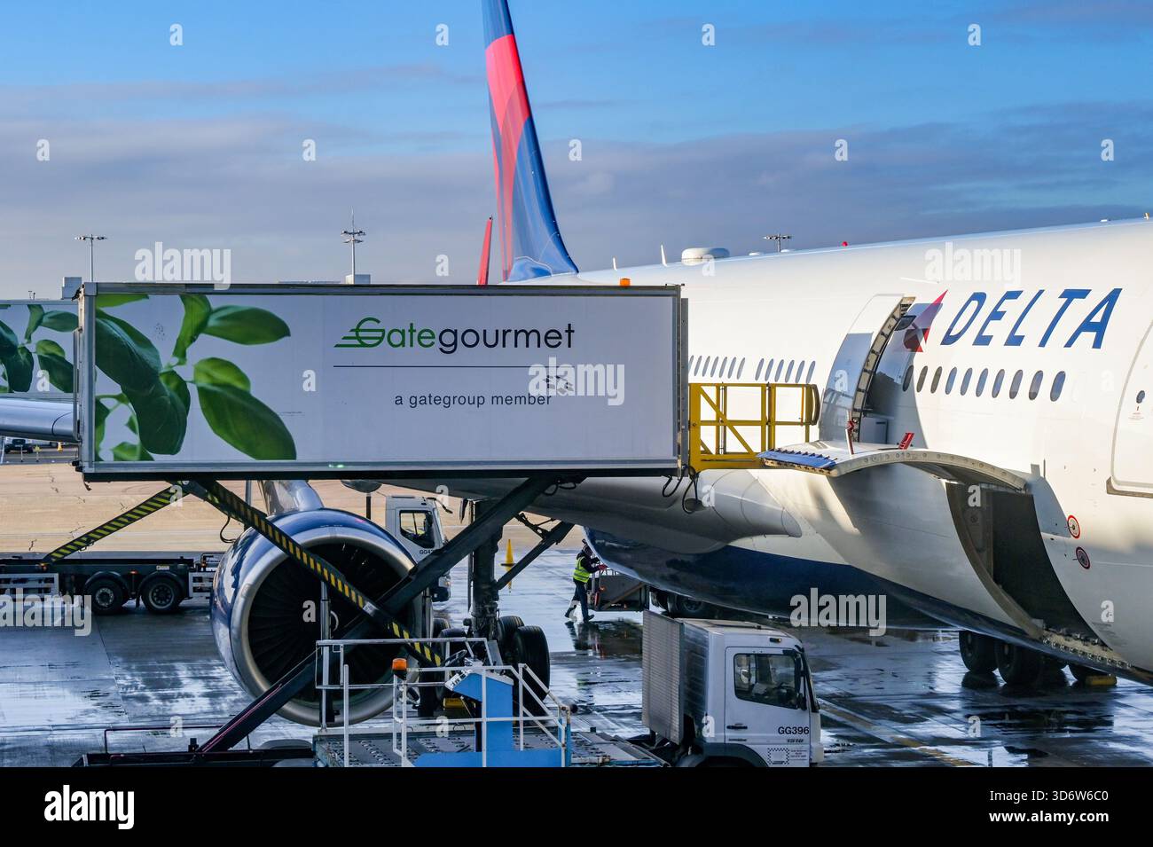 Delta plane gate hi-res stock photography and images - Alamy