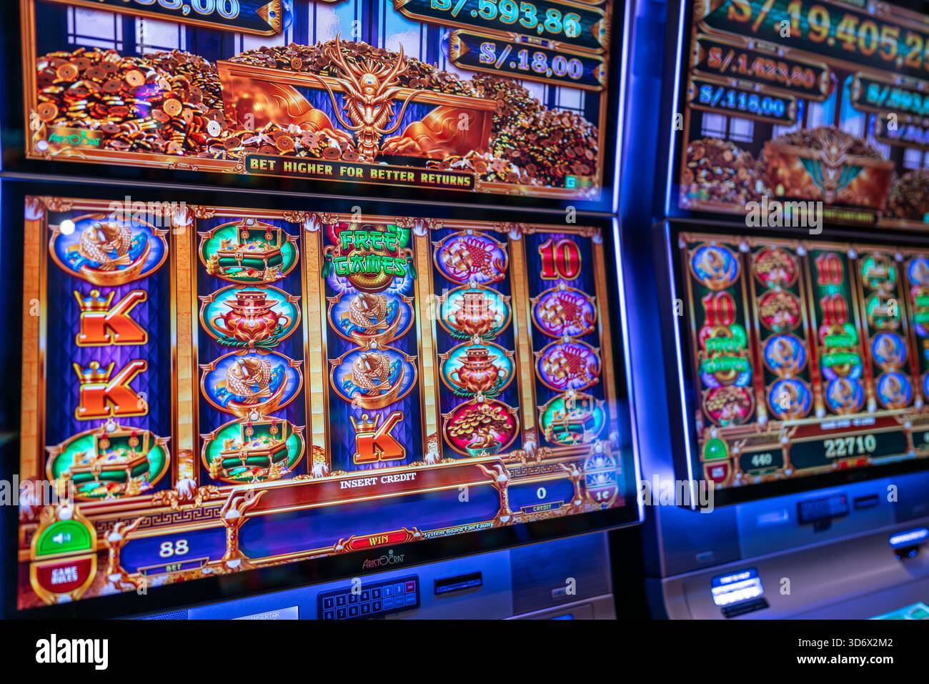 Vista ravvicinata di schermate di slot machine moderne con simboli variopinti, tipiche del catalogo Signorbet slot