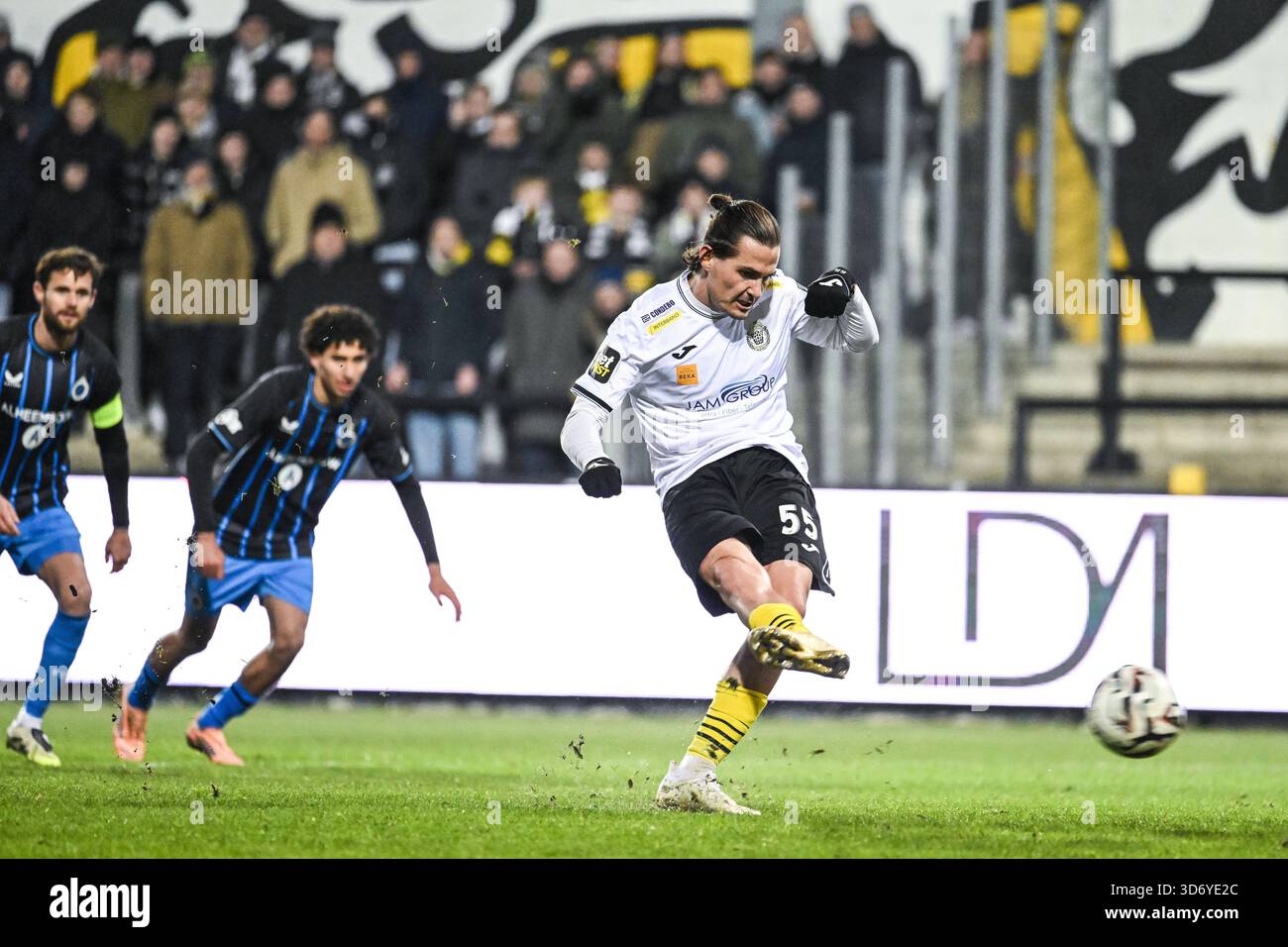 KSC Lokeren beat Houtvenne 5-0 as Sam Van Aerschot scored four goals KSC Lokeren beat Houtvenne 5-0 as Sam Van Aerschot scored four goals