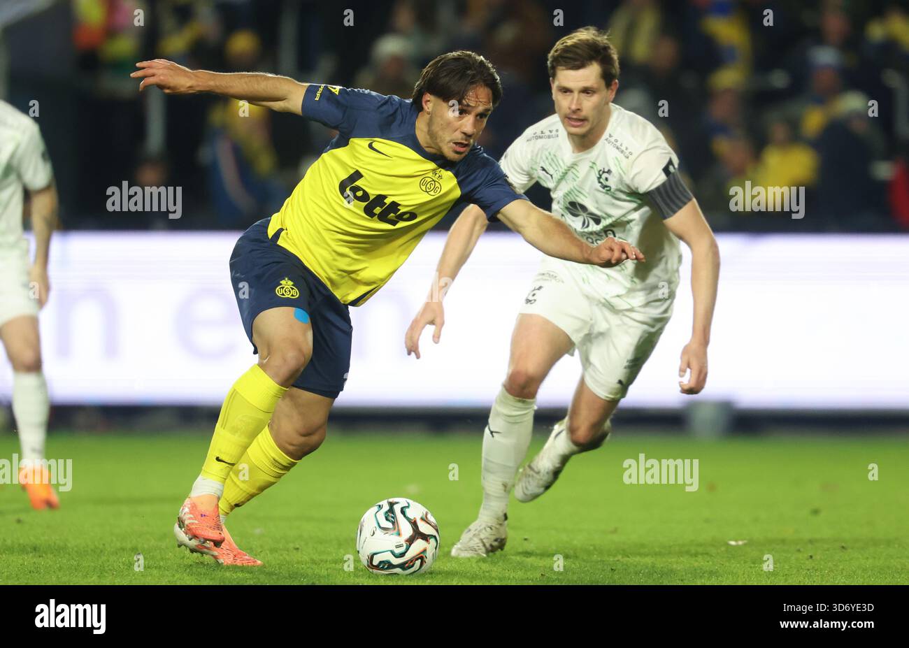 Union's Kevin Mac Allister and Cercle's Hannes Van der Bruggen fight