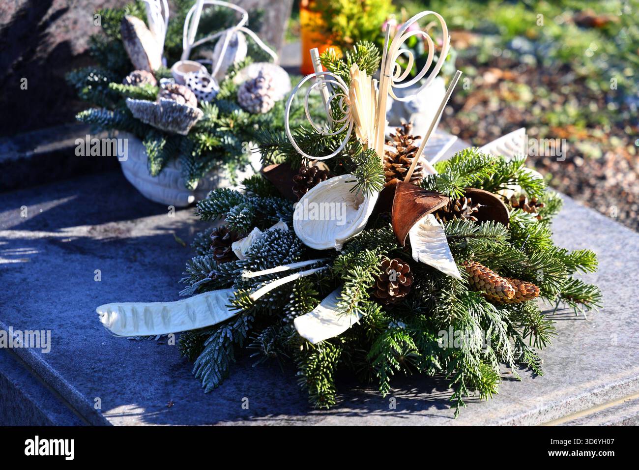 Grabgestecke werden zum Gedenken auf die Graeber plaziert. Grave arrangements are placed on the graves to commemorate them Stock Photo