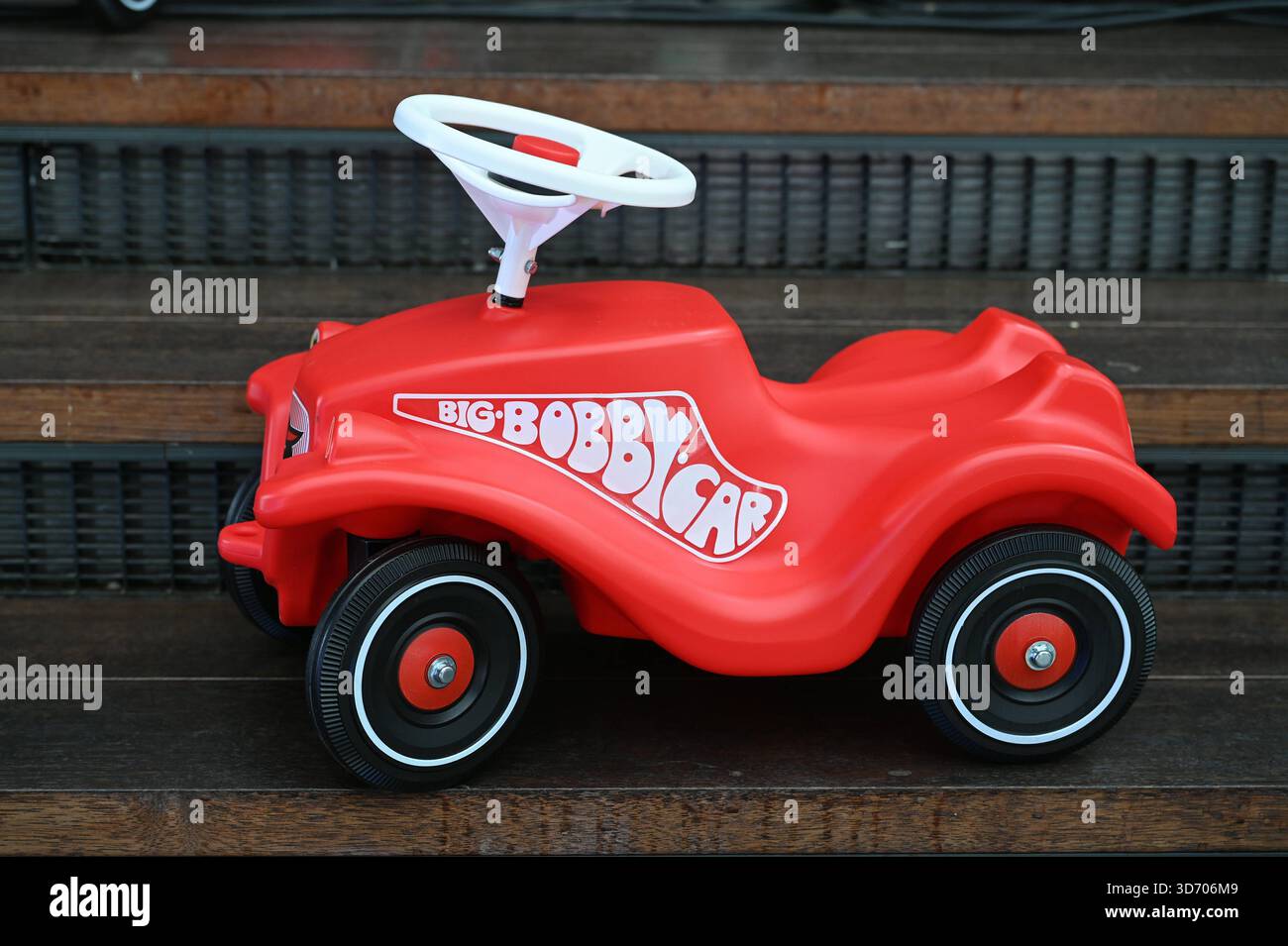 Big Bobby Car Gepäckkorb (schwarz-weiß) - Bobby Car Zubehör - Körbchen mit Griff und Adapter, kompatibel mit Allen Bobby Cars, für Kinder von 1-5 Jahre