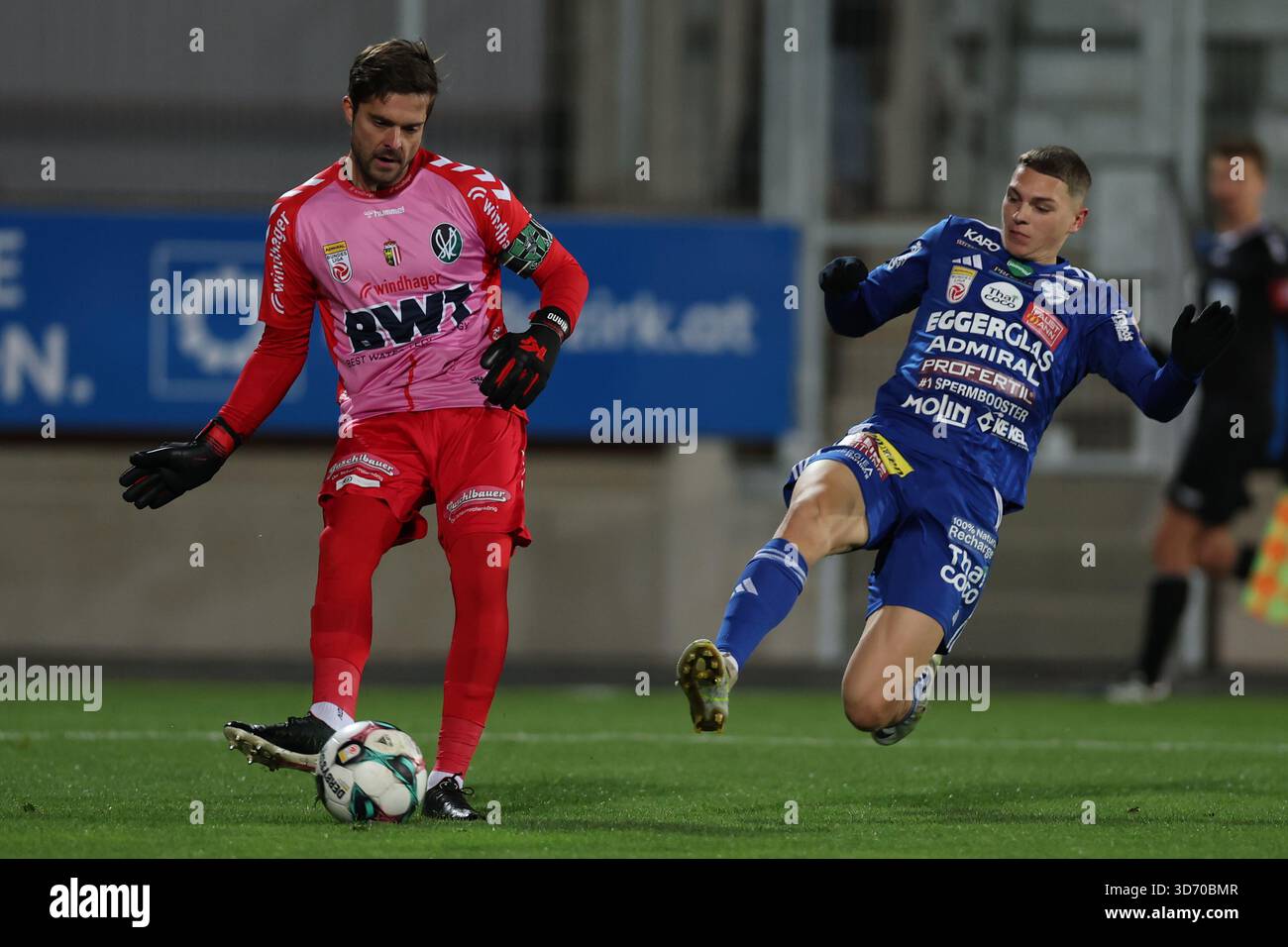 The image shows Andreas Leitner (Ried) becomes attack from Elias Havel ...