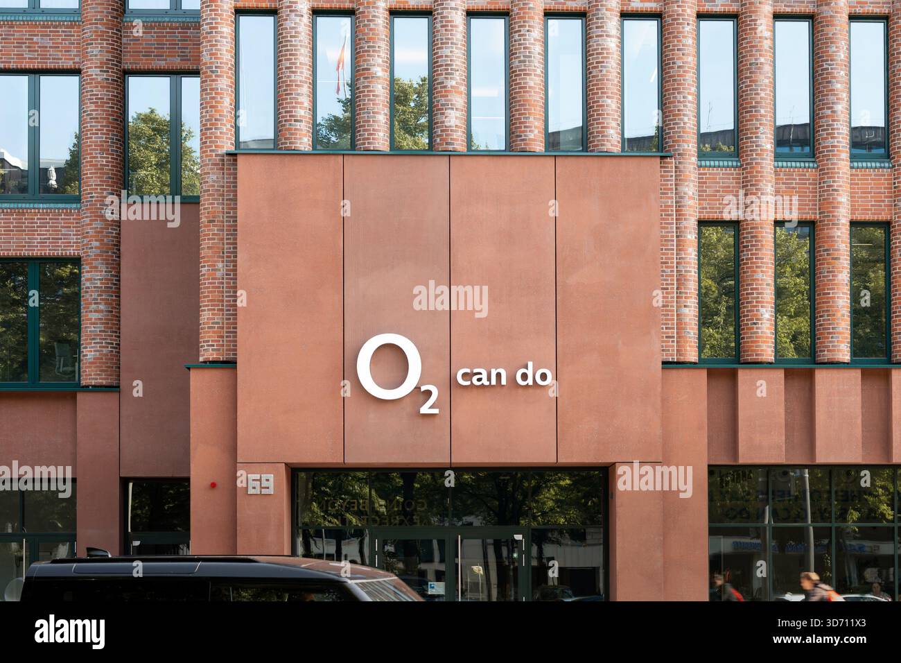 Reading O2 Office O2 can do slogan on a new office building exterior in the Willy-Brandt ...