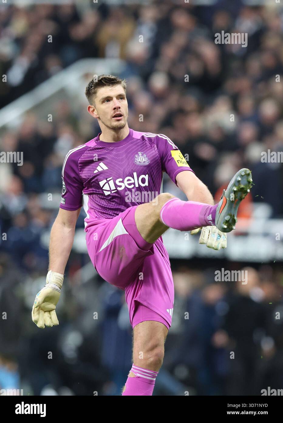 Newcastle Upon Tyne, UK. 22nd Nov, 2025. Nick Pope of Newcastle United  during the Newcastle United vs Manchester City Premier League match at St.  James' Park, Newcastle Upon Tyne. Picture credit should