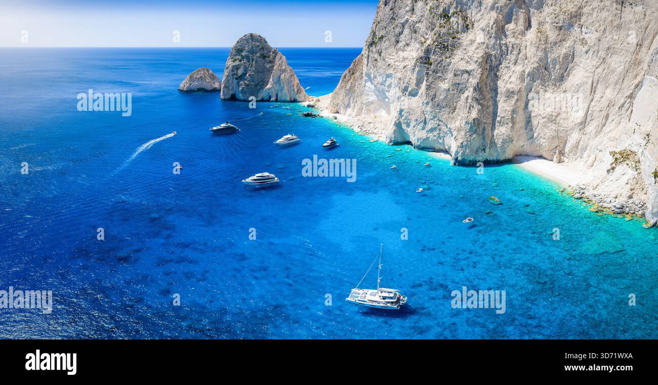 Beautiful beach rocks turquoise hi-res stock photography and images - Alamy