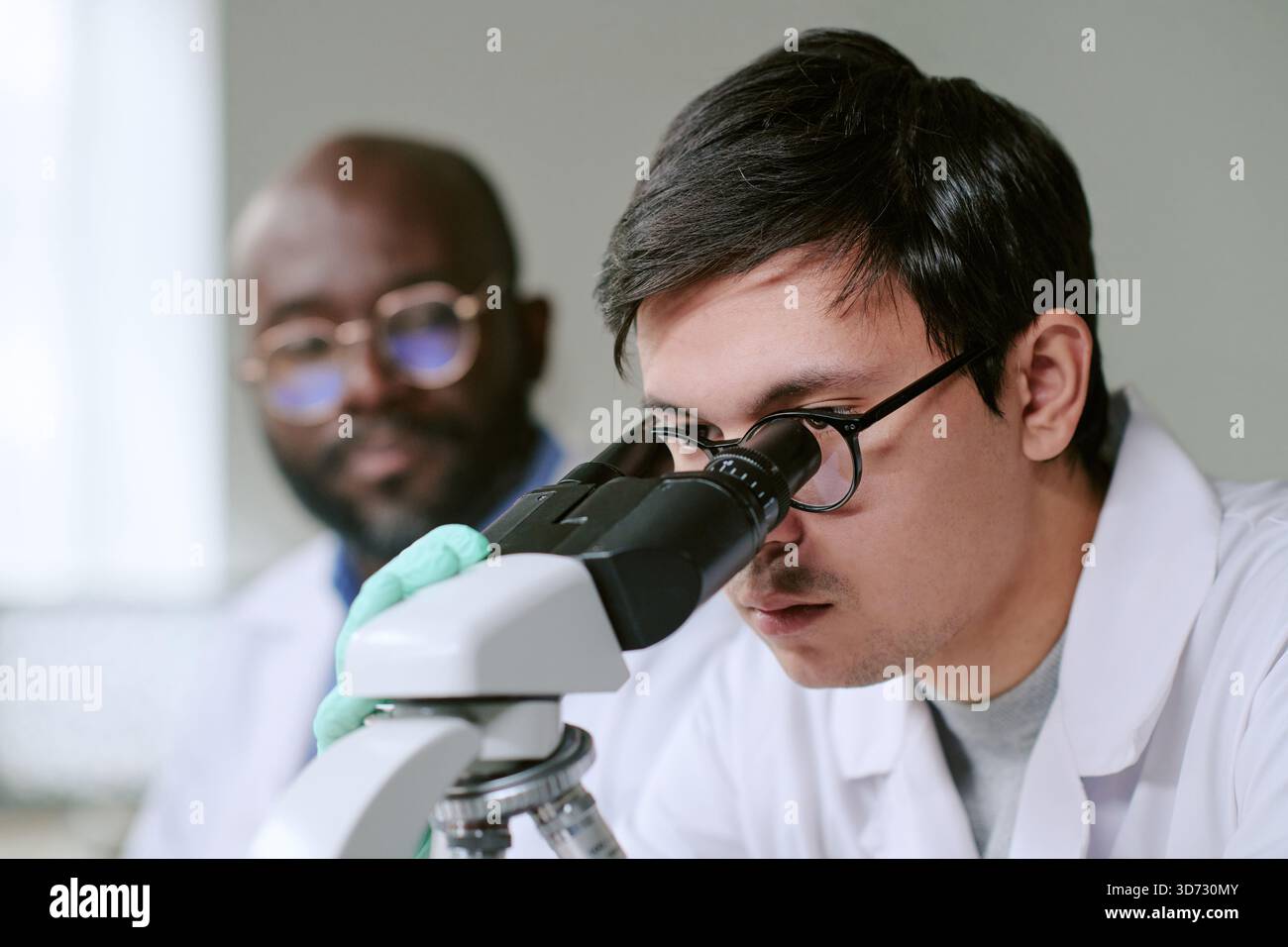 Science microscope black man hi-res stock photography and images - Alamy