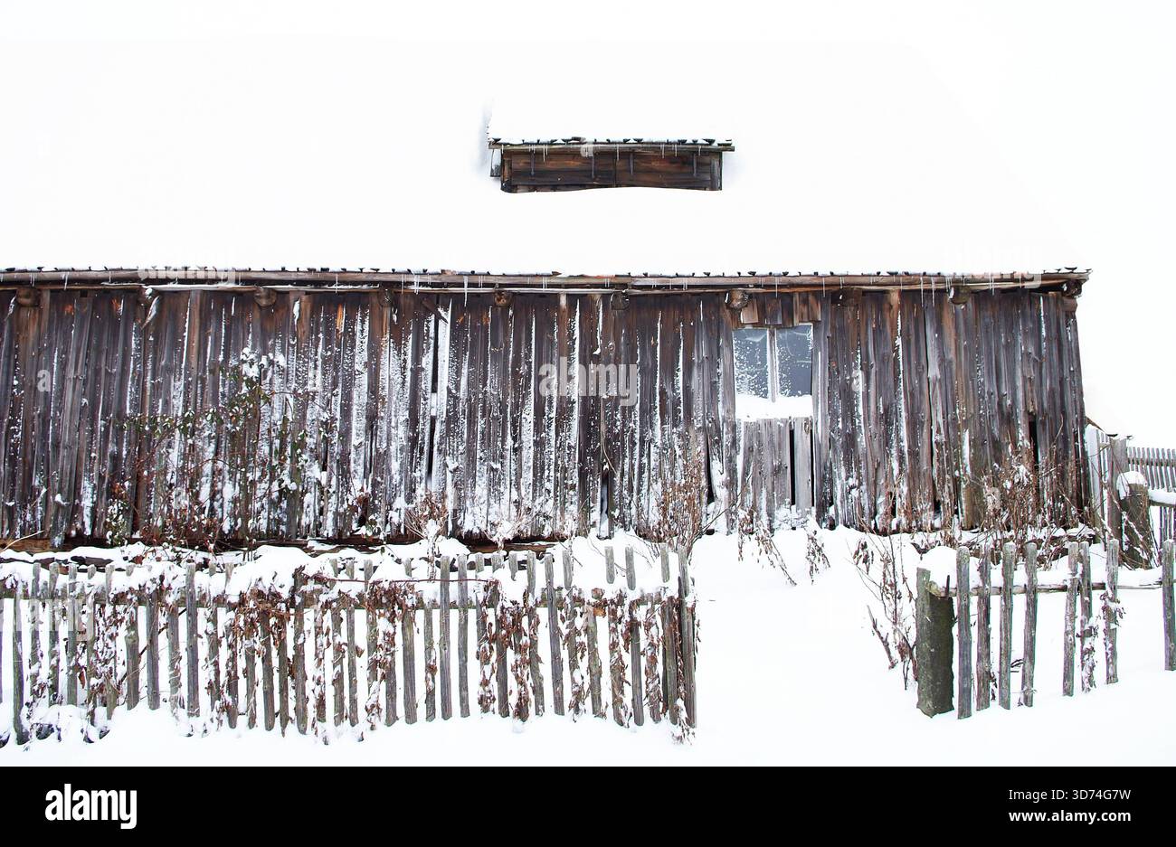 Winterscheune Eine alte Scheune im Winter Sachsen Deutschland *** Winter barn An old barn in winter Saxony Germany Copyright: xRayxvanxZeschaux Stock Photo