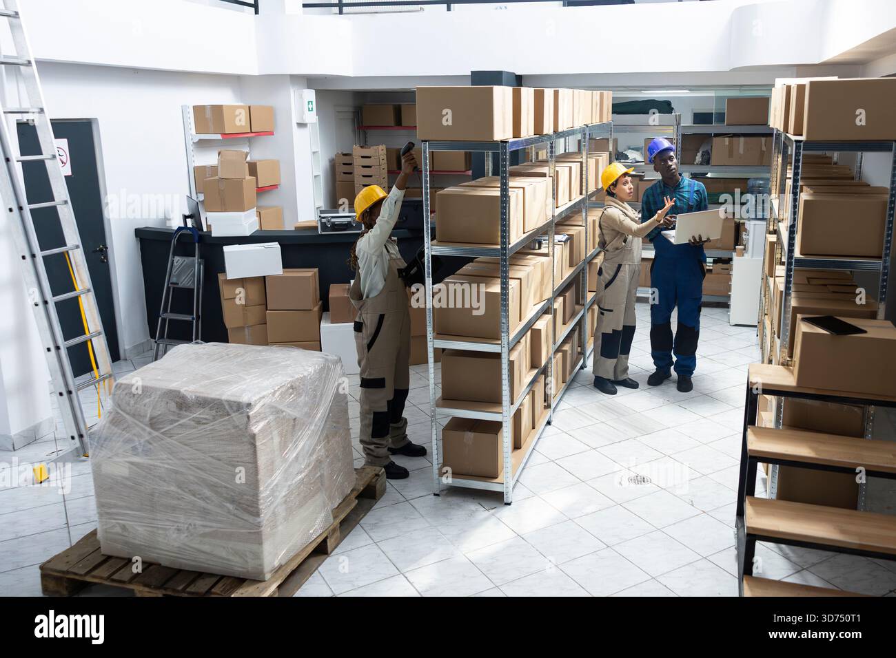 Labour Tasks Staff performing manual labor hi-res stock photography and images - Alamy