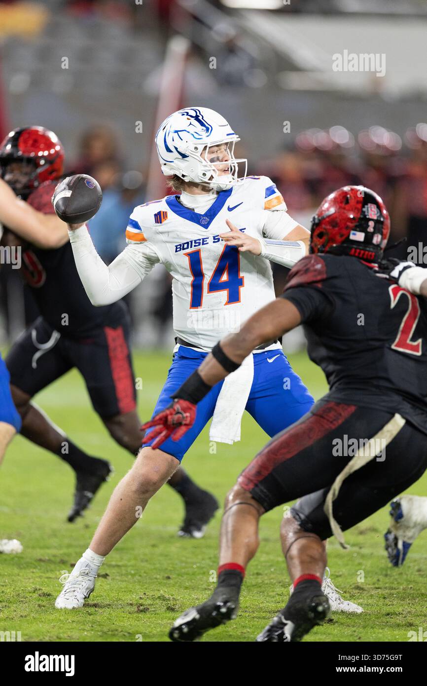 SAN DIEGO, CA - NOVEMBER 15: Boise State Broncos quarterback Max ...