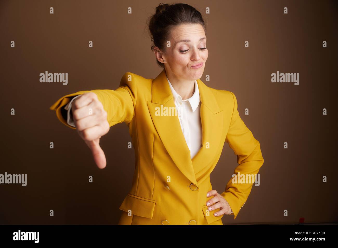 Negative body language office hi-res stock photography and images - Alamy