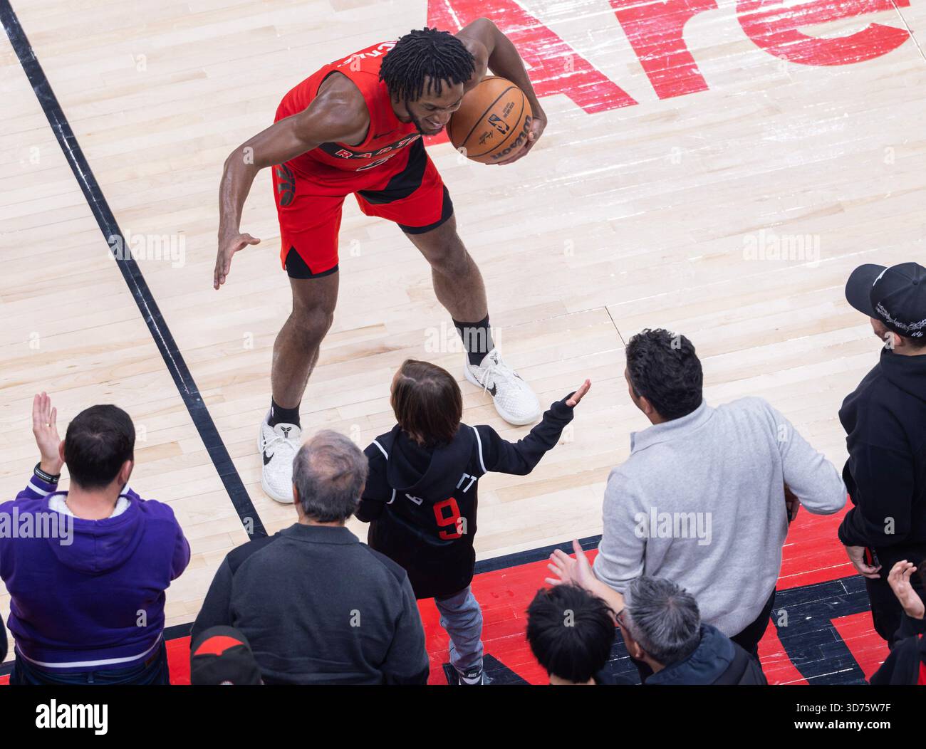 (251124) -- TORONTO, Nov. 24, 2025 (Xinhua) -- Immanuel Quickley of ...