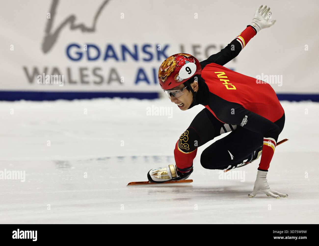 (251124) -- GDANSK, Nov. 24, 2025 (Xinhua) -- Sun Long of team China ...