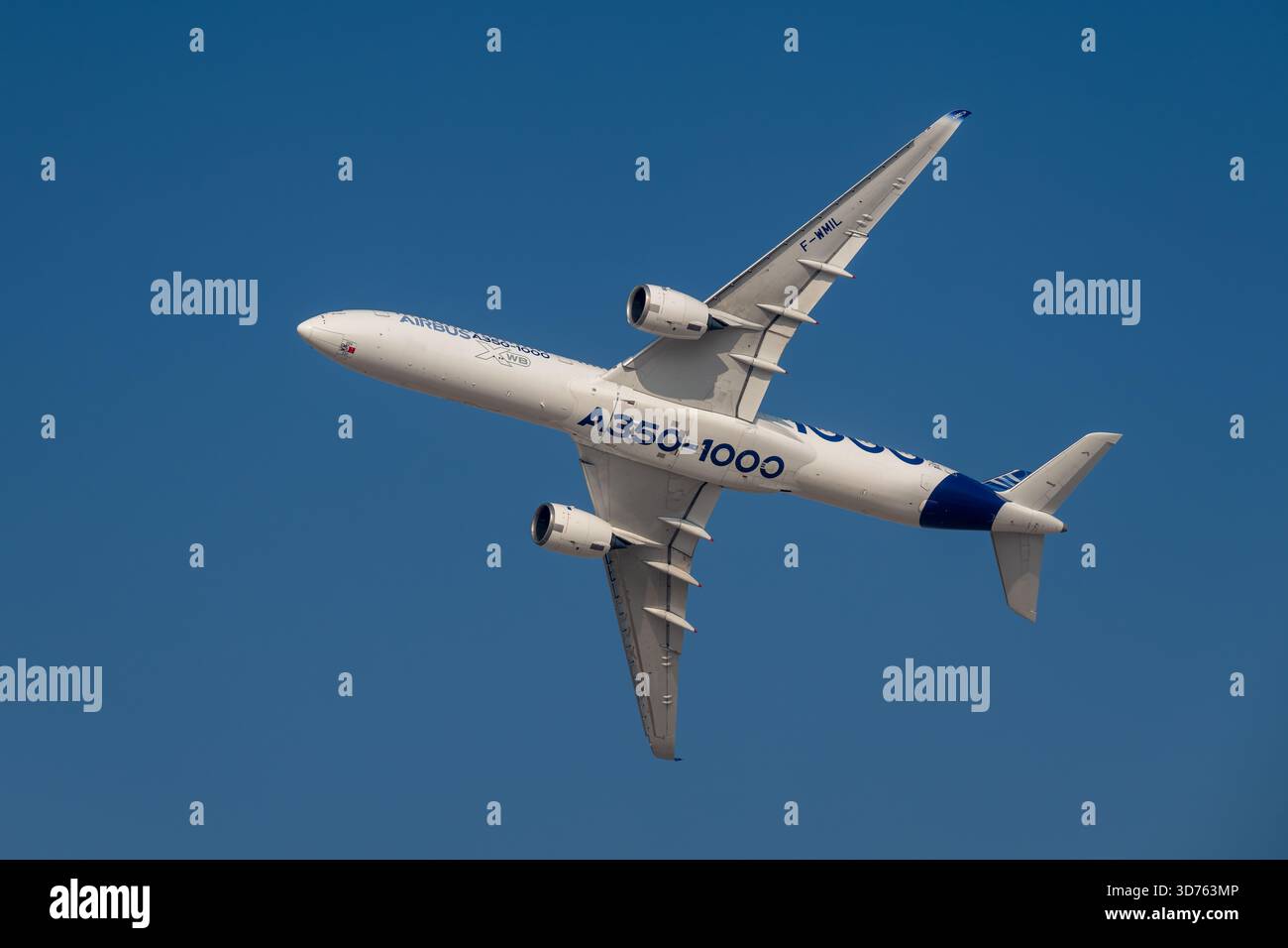 Airbus a350 1000 xwb hi-res stock photography and images - Alamy