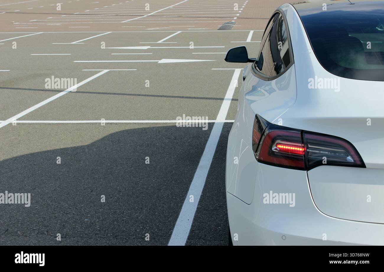 Arrows in empty car park hi-res stock photography and images - Alamy
