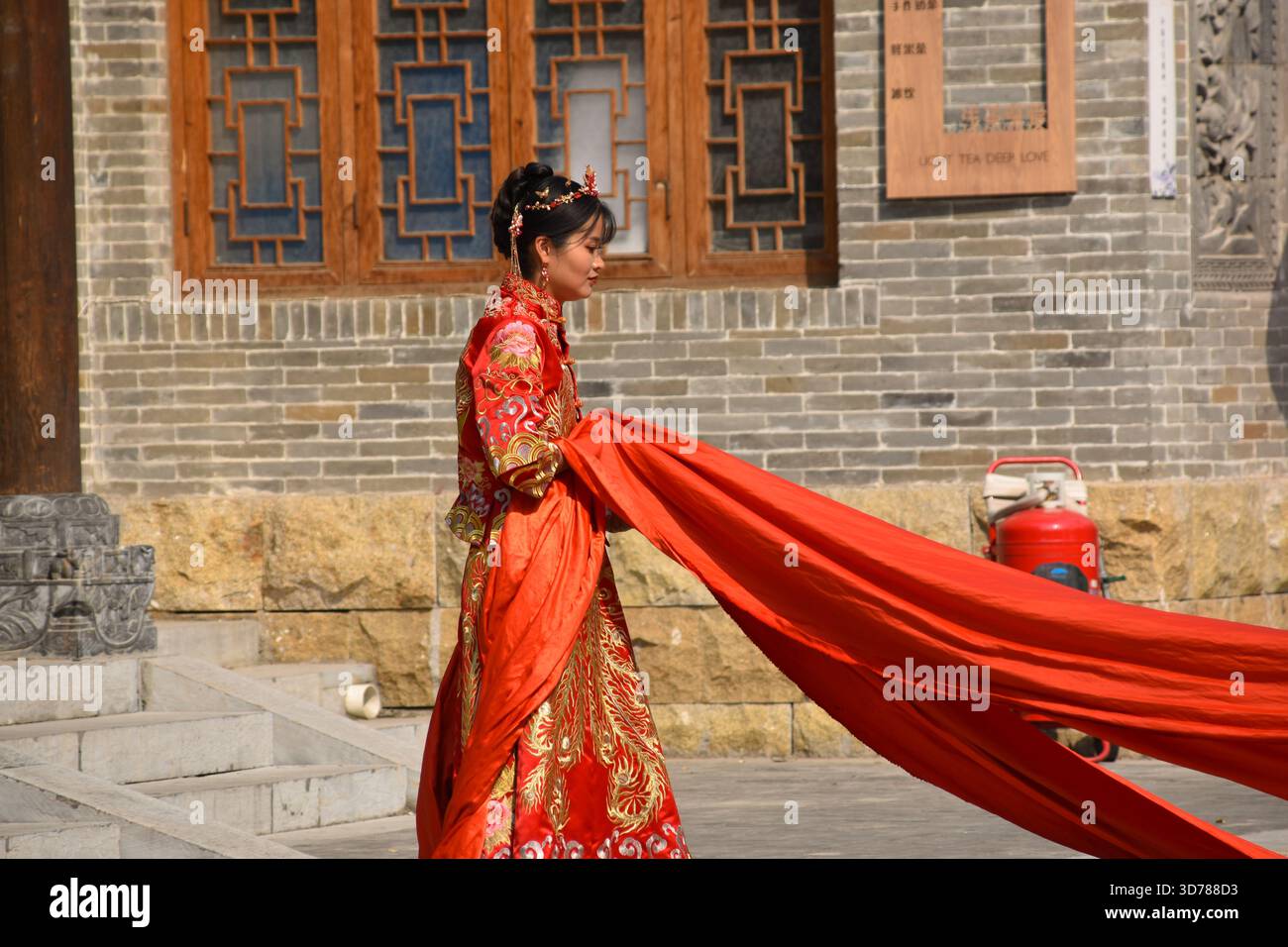 Chinese traditional red dress hi-res stock photography and images - Alamy Chinese traditional red dress hi-res stock photography and images - Alamy