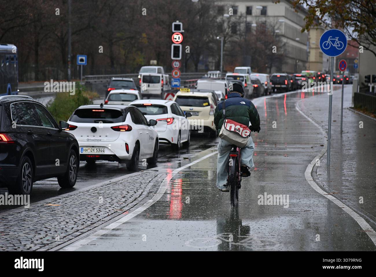 Schone Sie Fahren Im Stadtverkehr Auf Trockener Bild