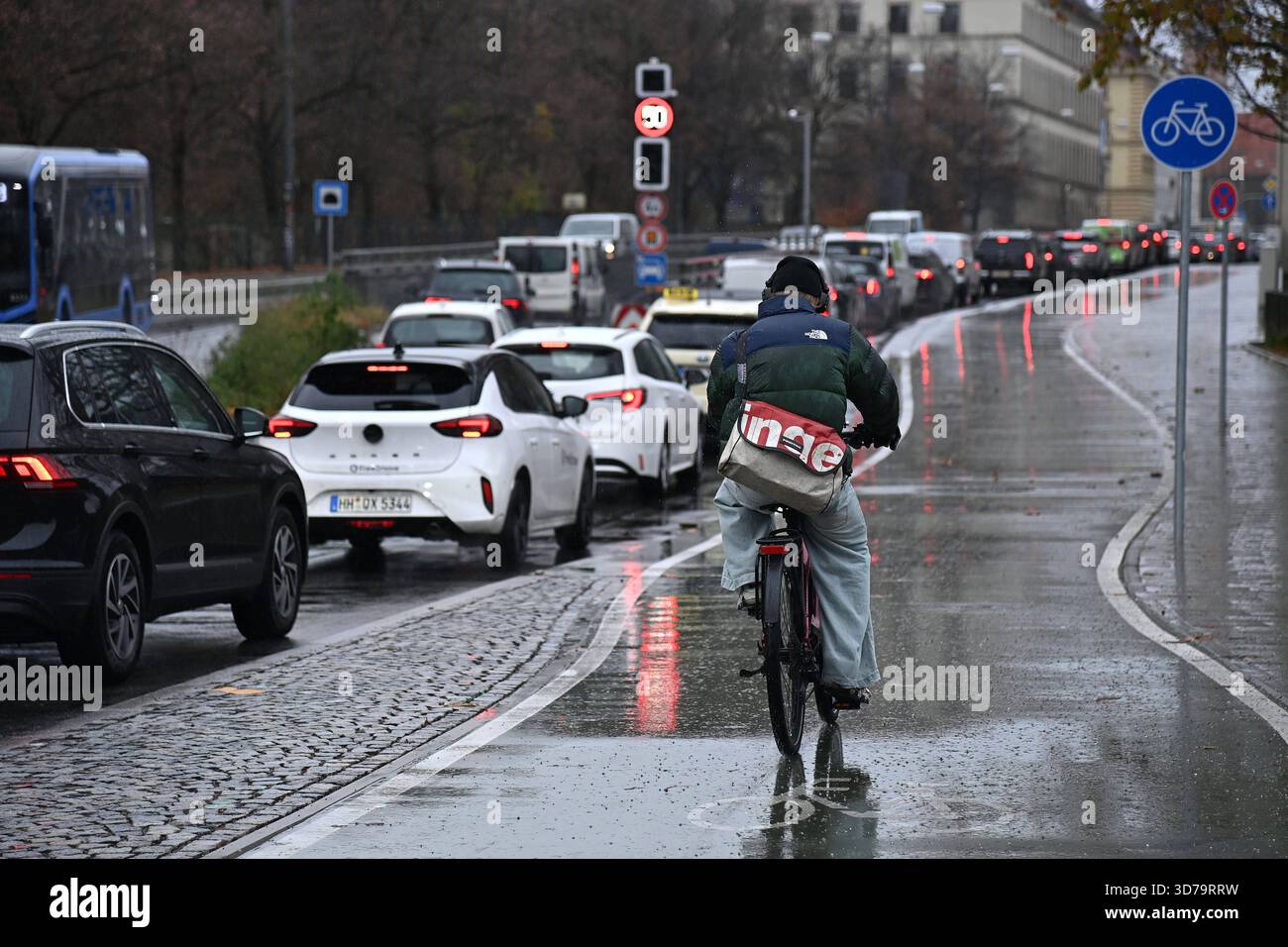 Schone Sie Fahren Im Stadtverkehr Auf Trockener Bild
