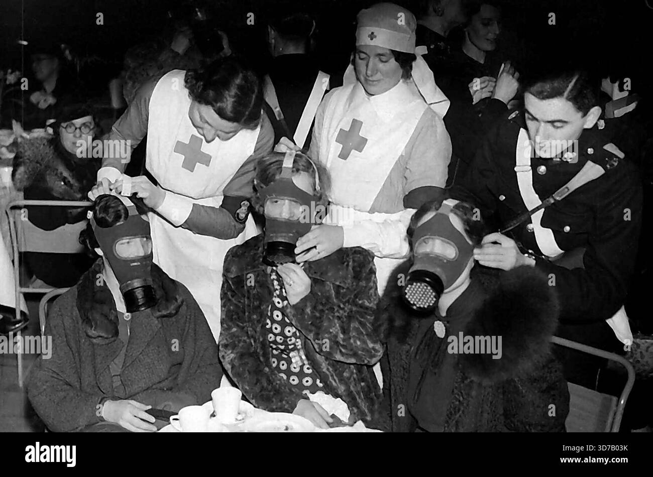 People wearing respirators masks Black and White Stock Photos & Images ...