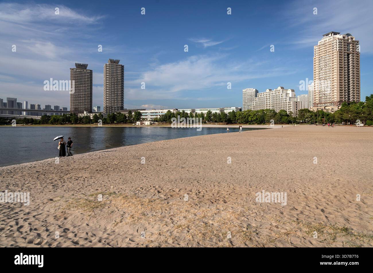 Tokio: Am Strand. - Der Odaiba-Beach am Marine Park der Aqua City Odaiba im Stadtteil Daiba von Tokio bietet viel Platz zum Baden, Spielen und zur Erh Stock Photo