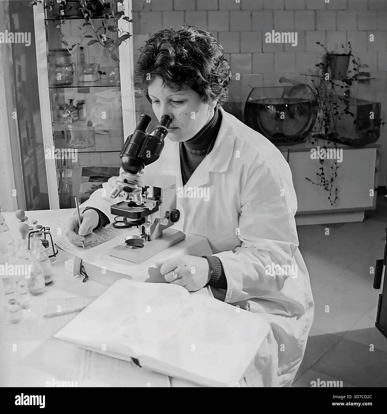 Woman microscope 1980s hi-res stock photography and images - Alamy