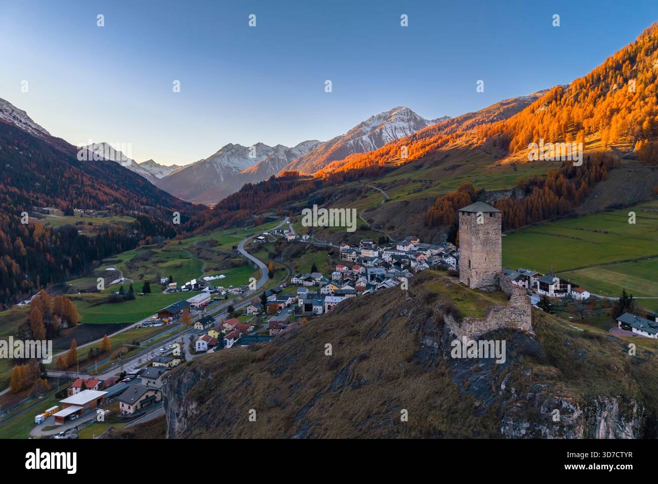 Autumnal sunset on the town and medieval tower of Ardez at sunset. Scuol, Canton of Graubünden, district of Inn, lower Engadine, Switzerland, Europe. Stock Photo