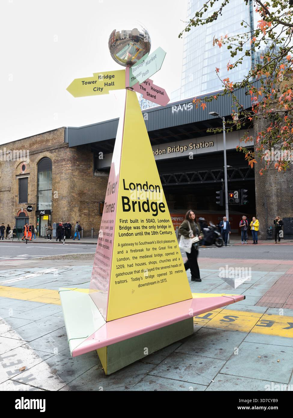 London Bridge Railing Information, about London bridge, outside the London bridge rail ...