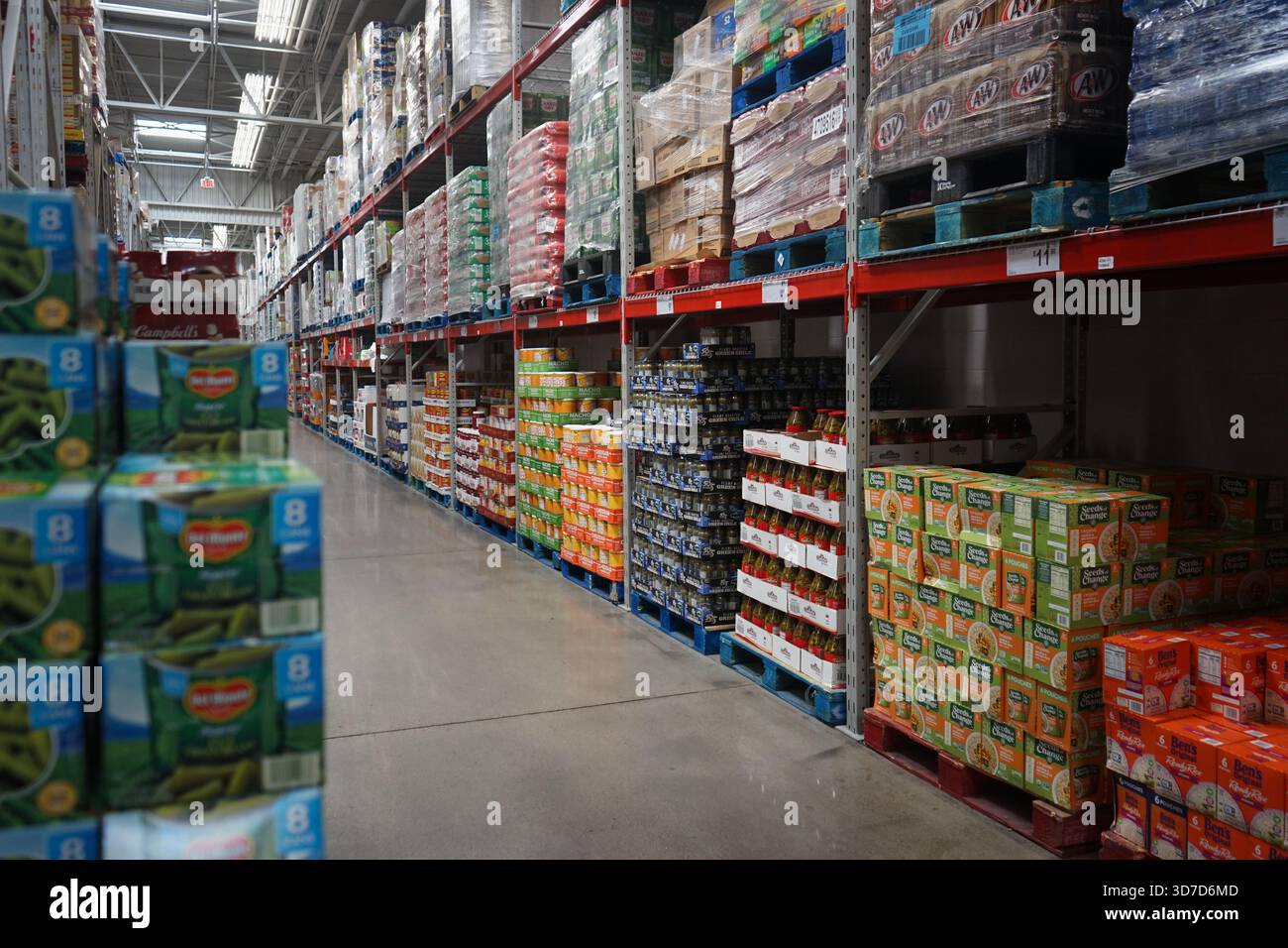 Sams club store interior hi-res stock photography and images - Alamy, image size:1300x956