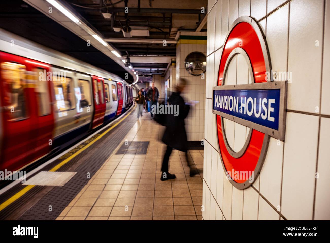 LONDON - OCTOBER 29, 2025: Mansion House Underground Station – Eastbound District & Circle Line platform Stock Photo