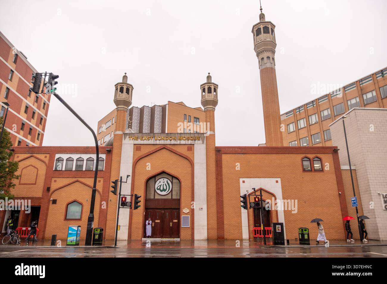 LONDON - OCTOBER 29, 2025: East London Mosque E1 – iconic minaret and ...