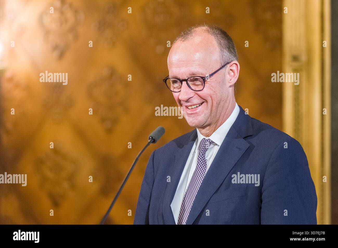 bundeskanzler-friedrich-merz-im-kaisersaal-des-hamburger-rathauses