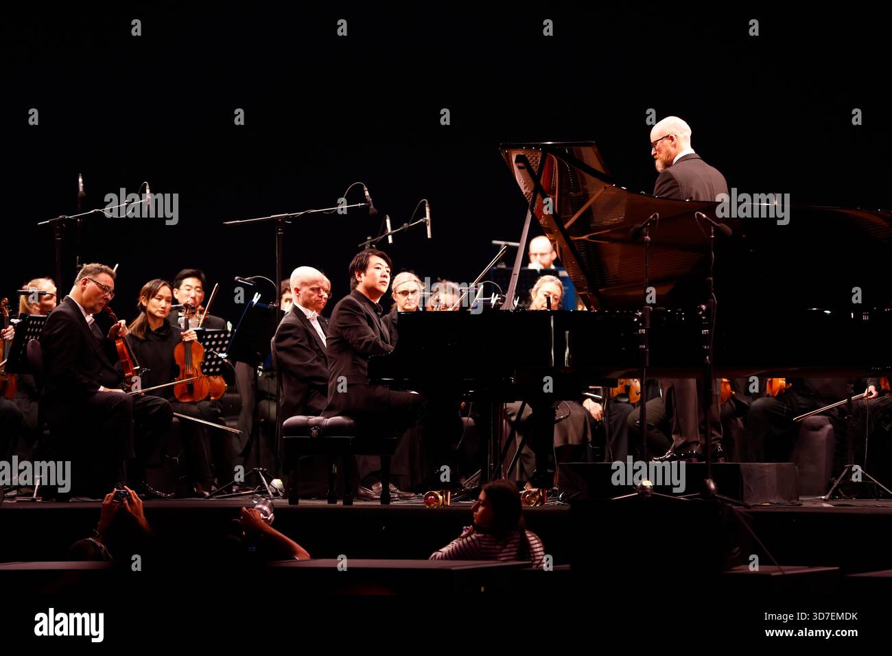 (251125) -- GIZA, Nov. 25, 2025 (Xinhua) -- Chinese pianist Lang Lang ...