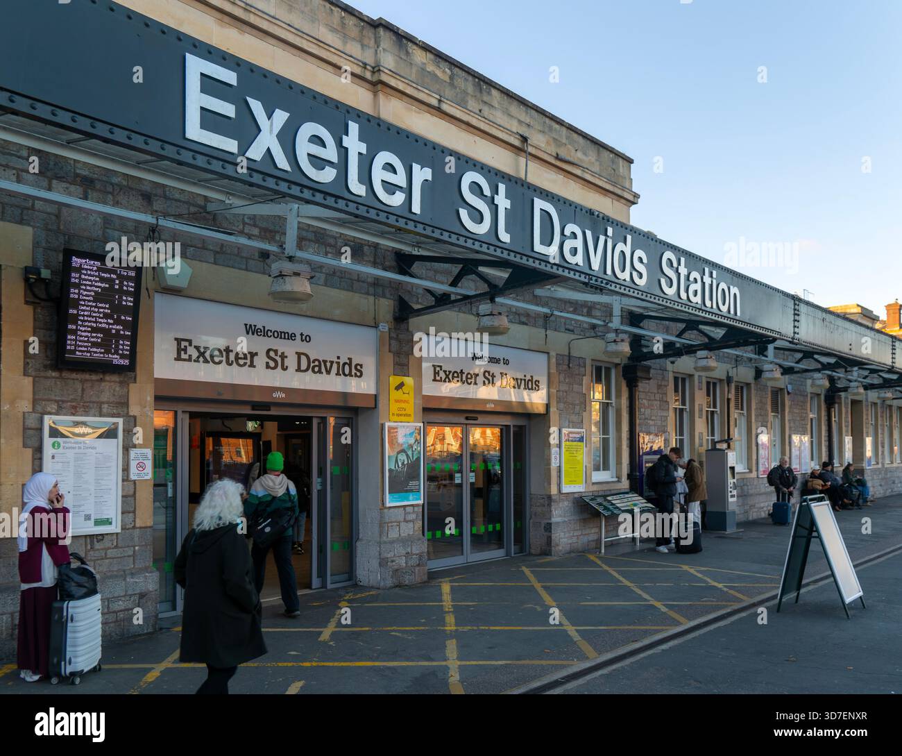 To Exeter Sign Sign and entrance to Exeter St Davids railway train station, Exeter ...