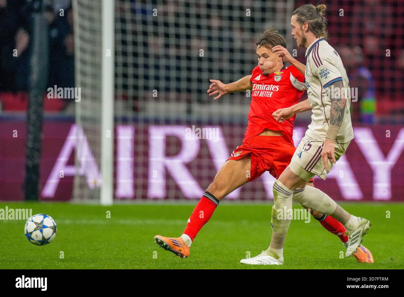 AMSTERDAM 25 11 2025 JohanCruyff Arena Season 2025 2026 UEFA Amsterdam 25 11 2025 Johancruyff Arena Season 2025 2026 Uefa Champions League Football League Phase Matchday 5 Match Between Ajax And Benfica Picture Shows Ajax Player Wout Weghorst Vs Benfica Player Georgiy Sudakov Photo By Pro Shotssipa Usa 3D7FTRM