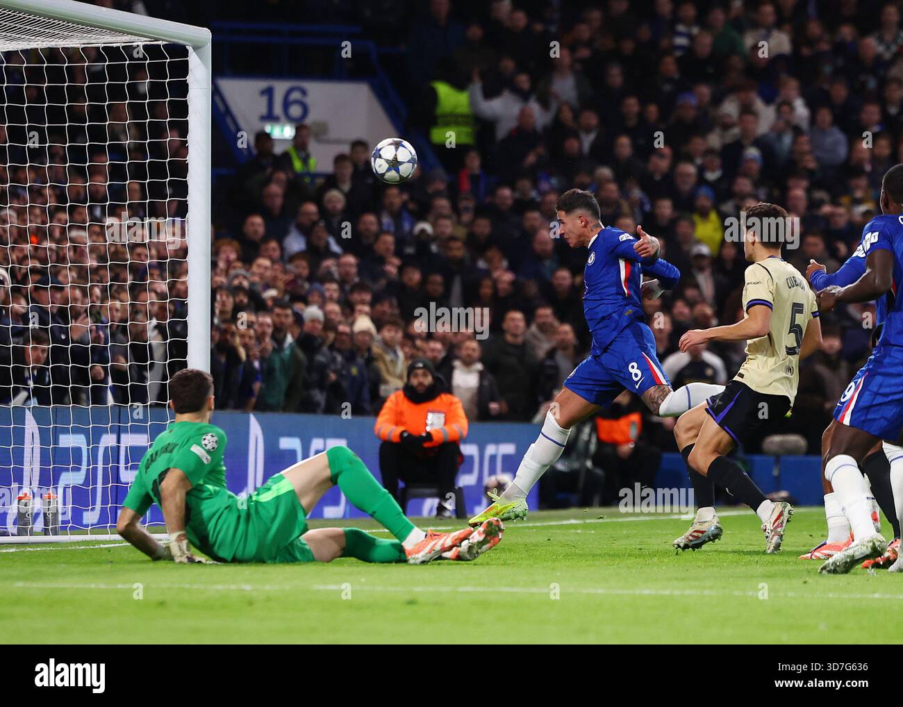 london-england-25th-november-2025-enzo-fern-ndez-of-chelsea-sees-his