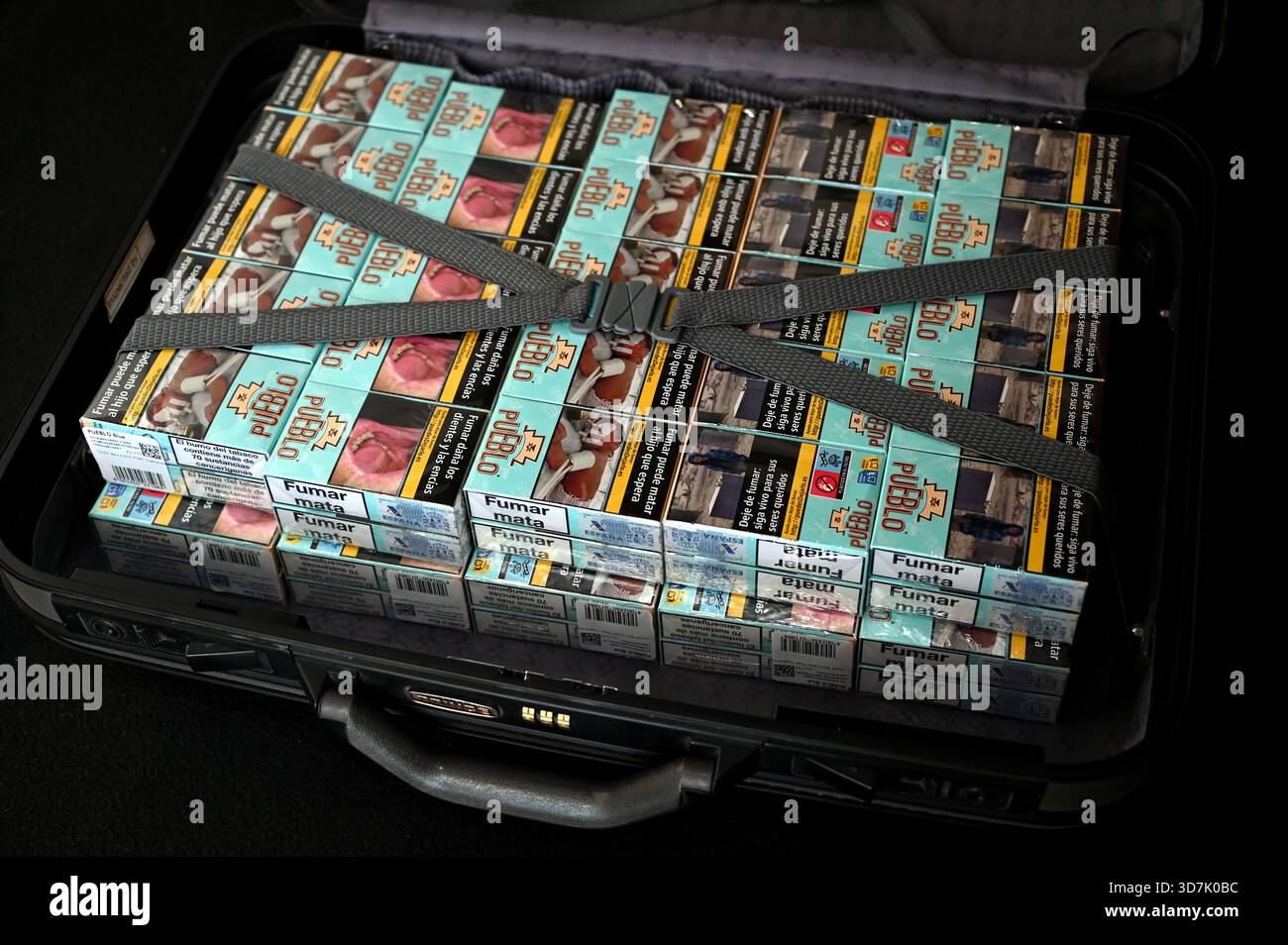 how much 200 cigarettes 200 cigarettes hi-res stock photography and images