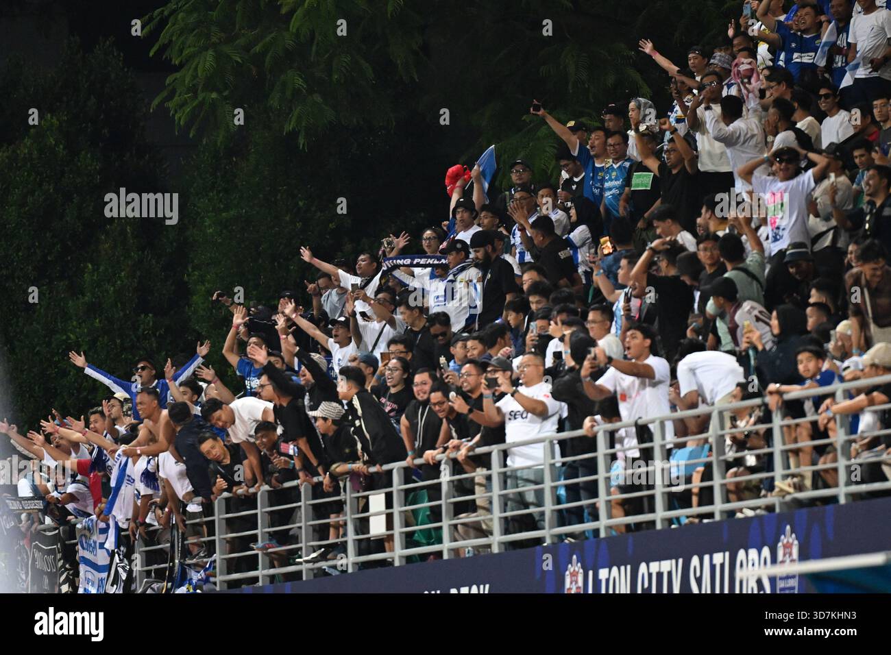Run Persib Bishan Stadium, Singapore, 26th Nov 2025 — The PERSIB Bandung fans ...