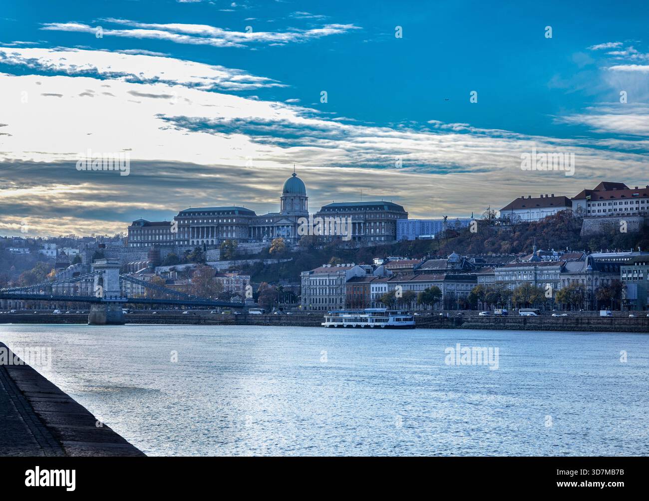 Buda Castle and Chain Bridge Over the Danube in Budapest Stock Photo ...