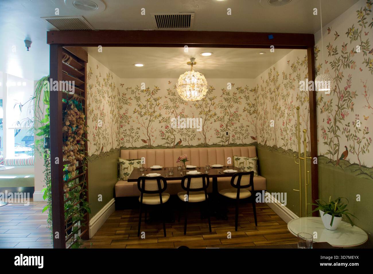 Restaurant wallpaper hi-res stock photography and images - Alamy, image size:1300x956