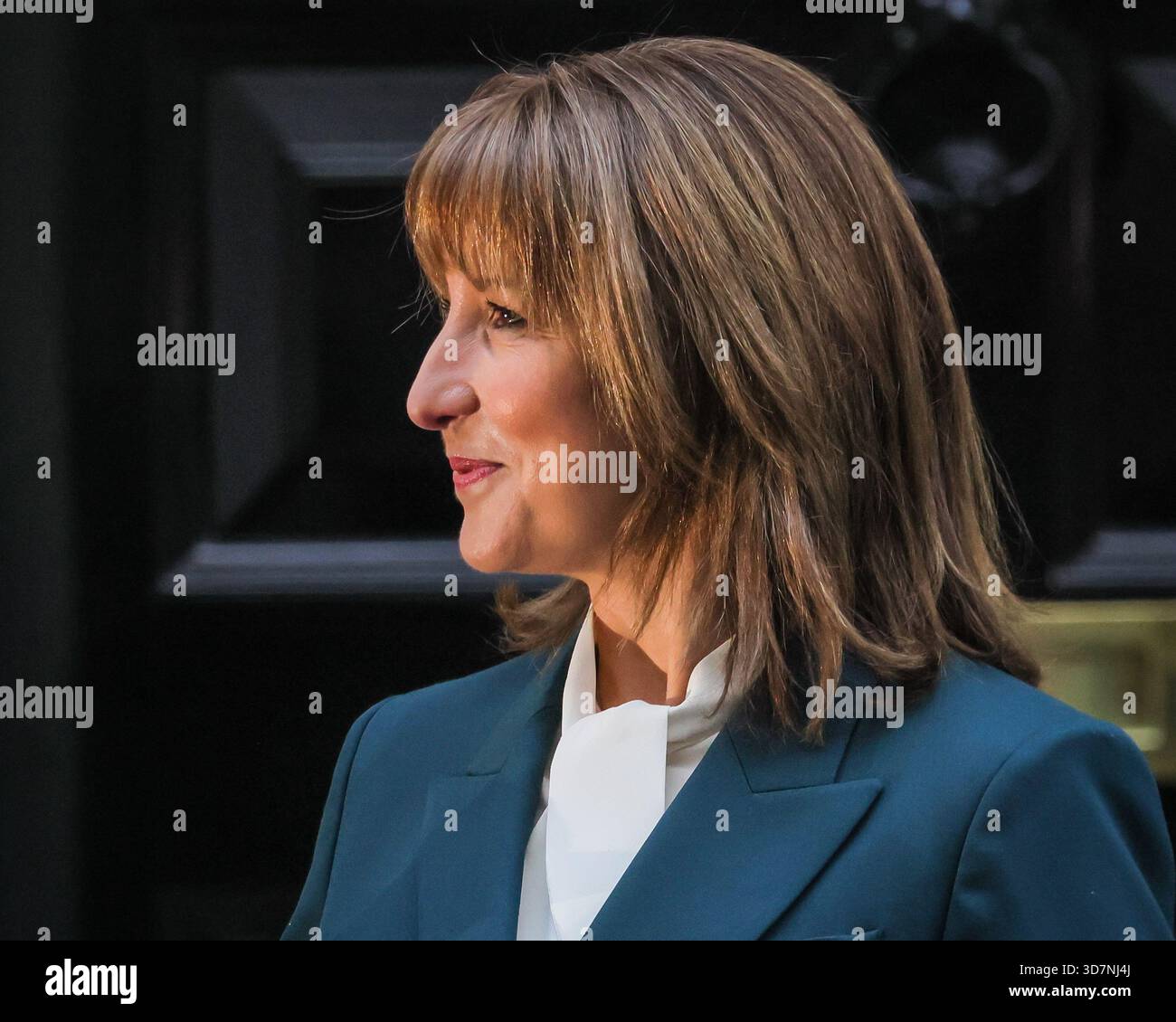 Rachel Reeves Despatch Box London, UK. 26th Nov, 2025. Reeves face is caught in a flashlight as ...