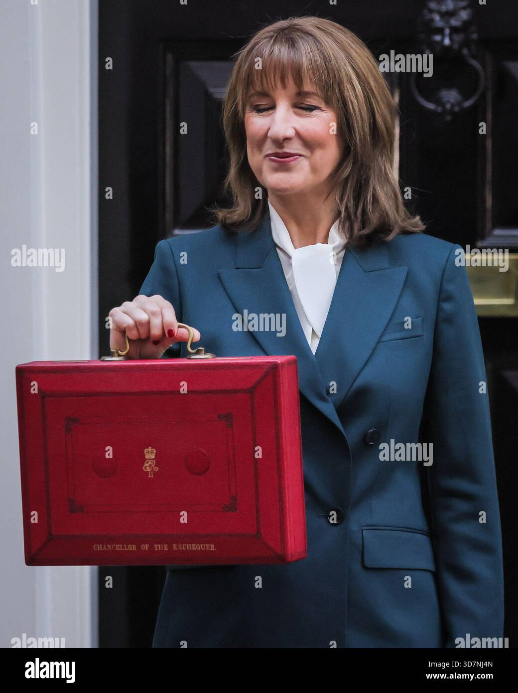 Rachel Reeves Despatch Box London, UK. 26th Nov, 2025. Reeves has her eyes closed for a very brief ...