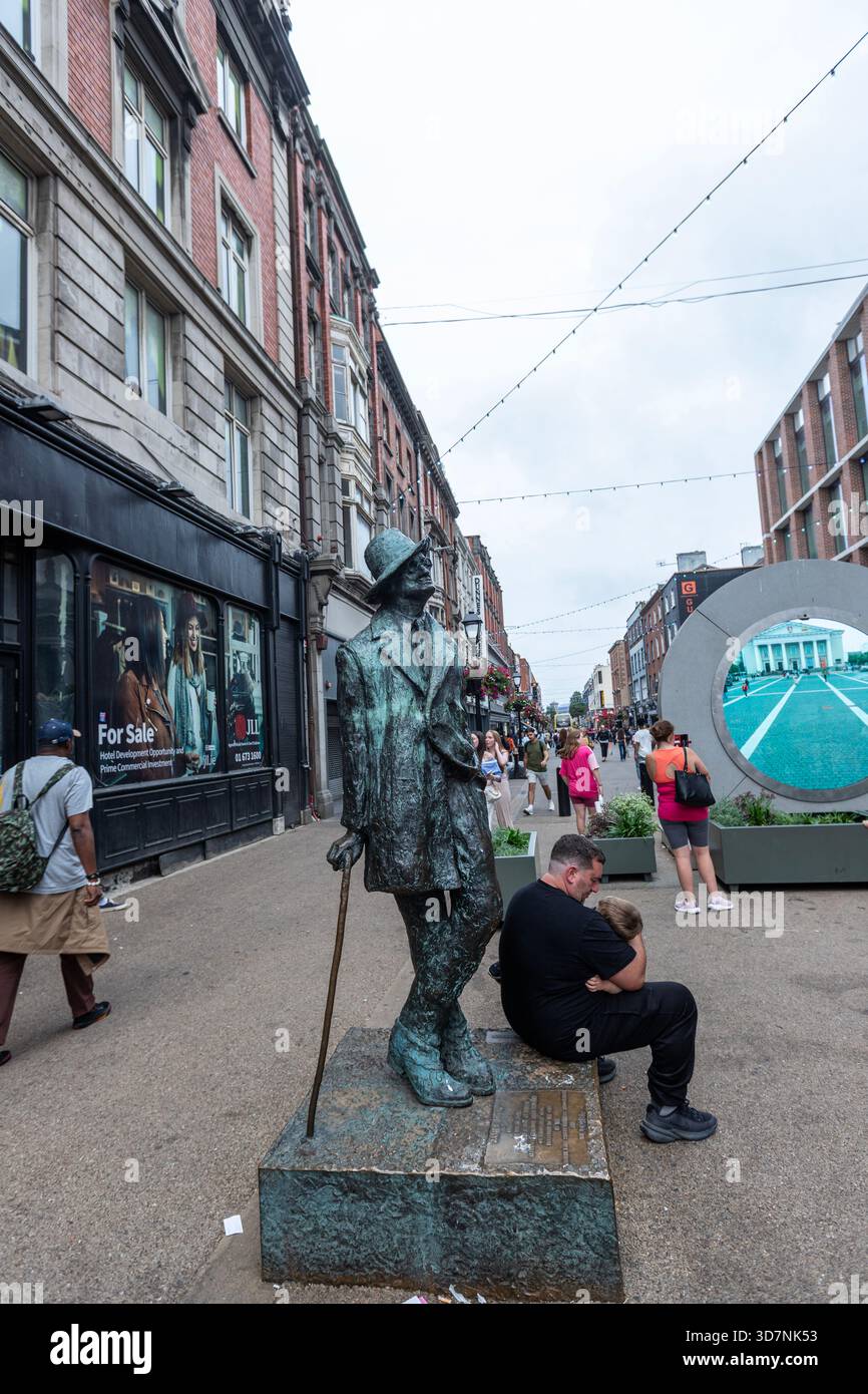 James joyce statue hi-res stock photography and images - Alamy