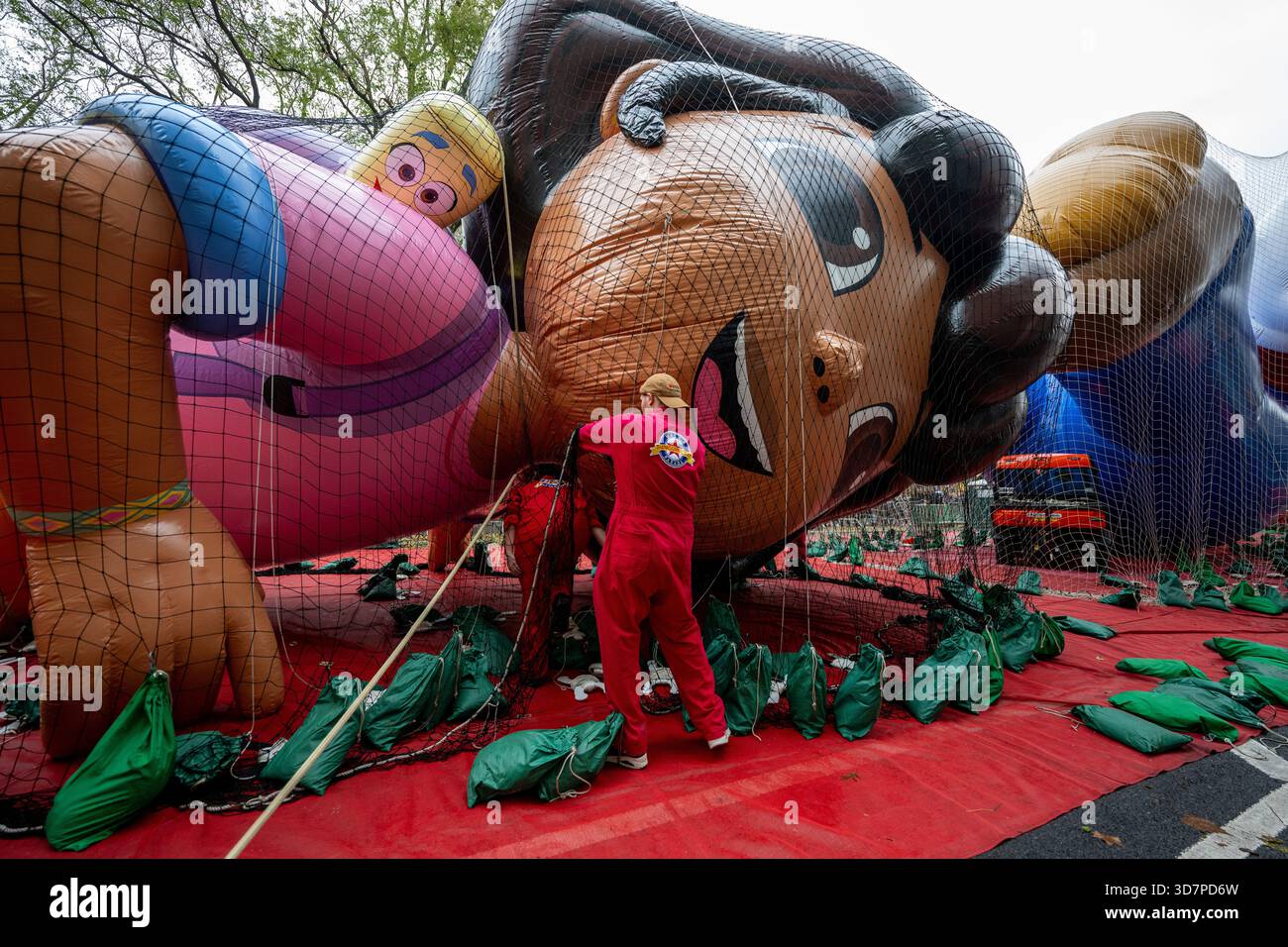 Photo by: NDZ/STAR MAX/IPx 2025 11/26/25 The Dora balloon during ...