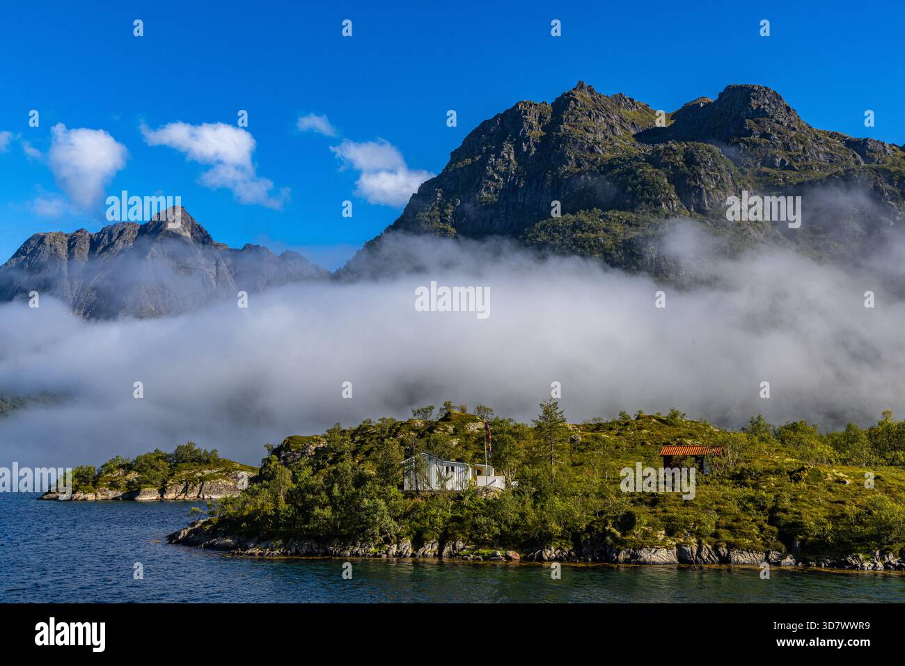 Berge im Nebel an der E10 Stock Photo