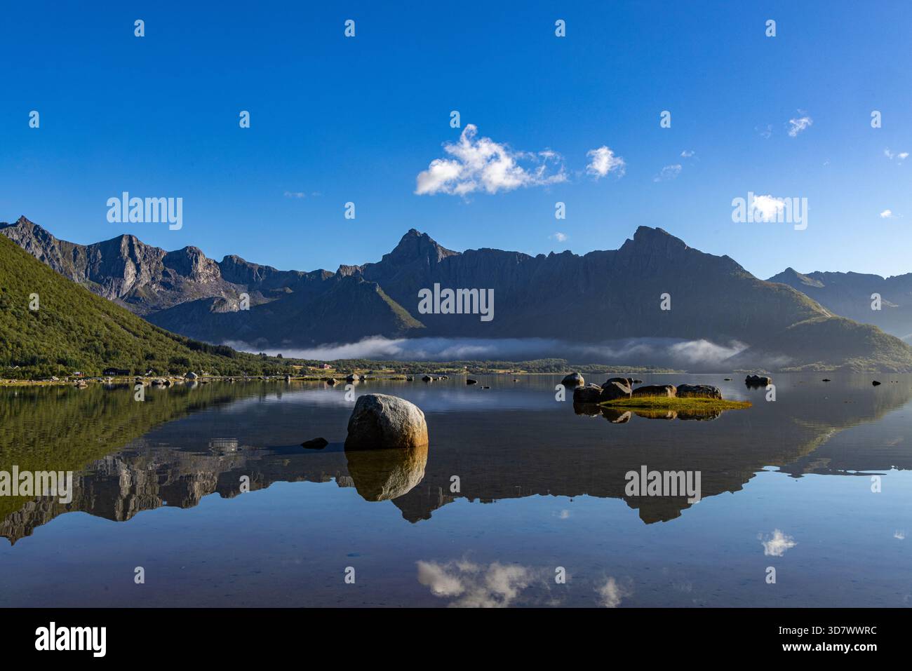 Küstengebirge bei Grunnfor im Nebel mit Spiegelung Stock Photo
