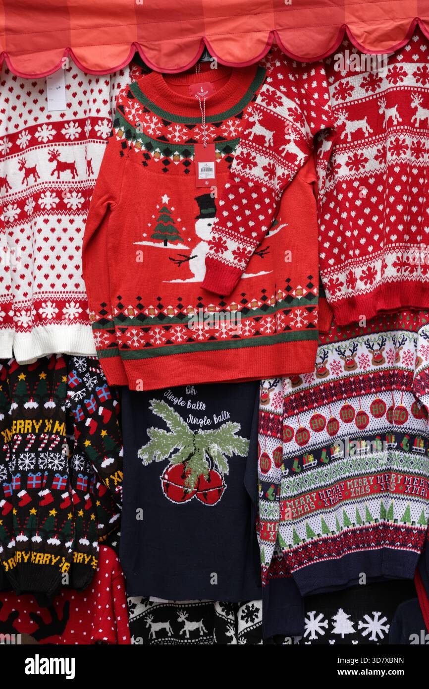 Christmas jumpers dublin hi-res stock photography and images - Alamy, image size:866x1390