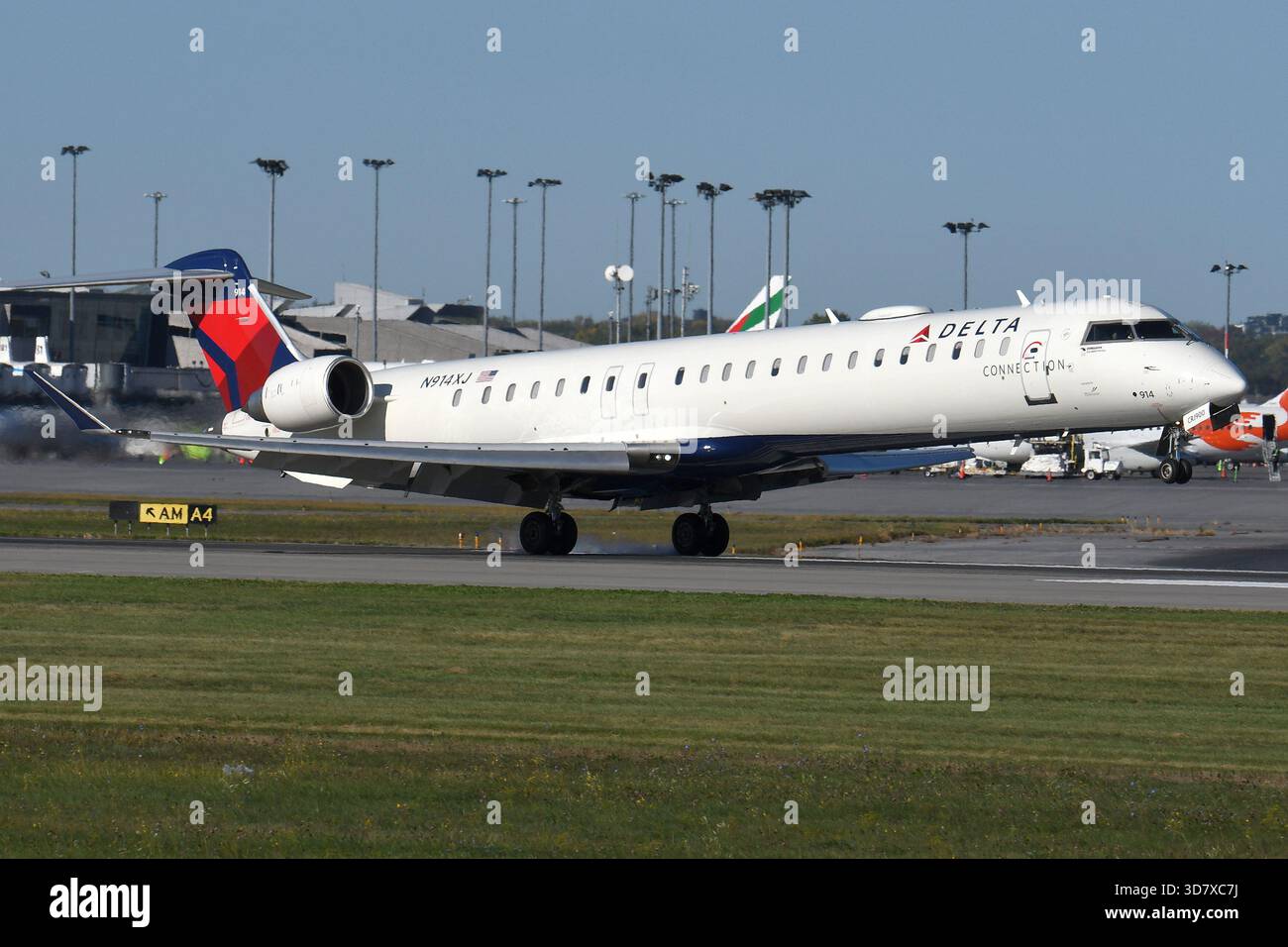 Bombardier crj 900 hi-res stock photography and images - Alamy