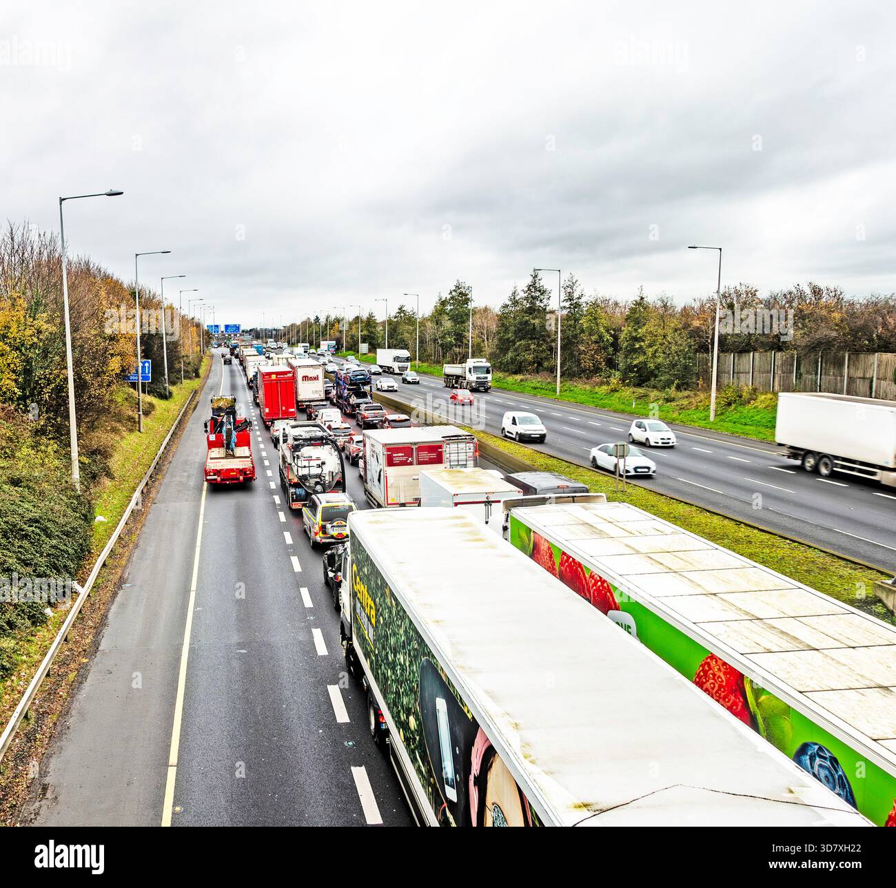 Heavy rushhour traffic and a large congestion jam northbound on the