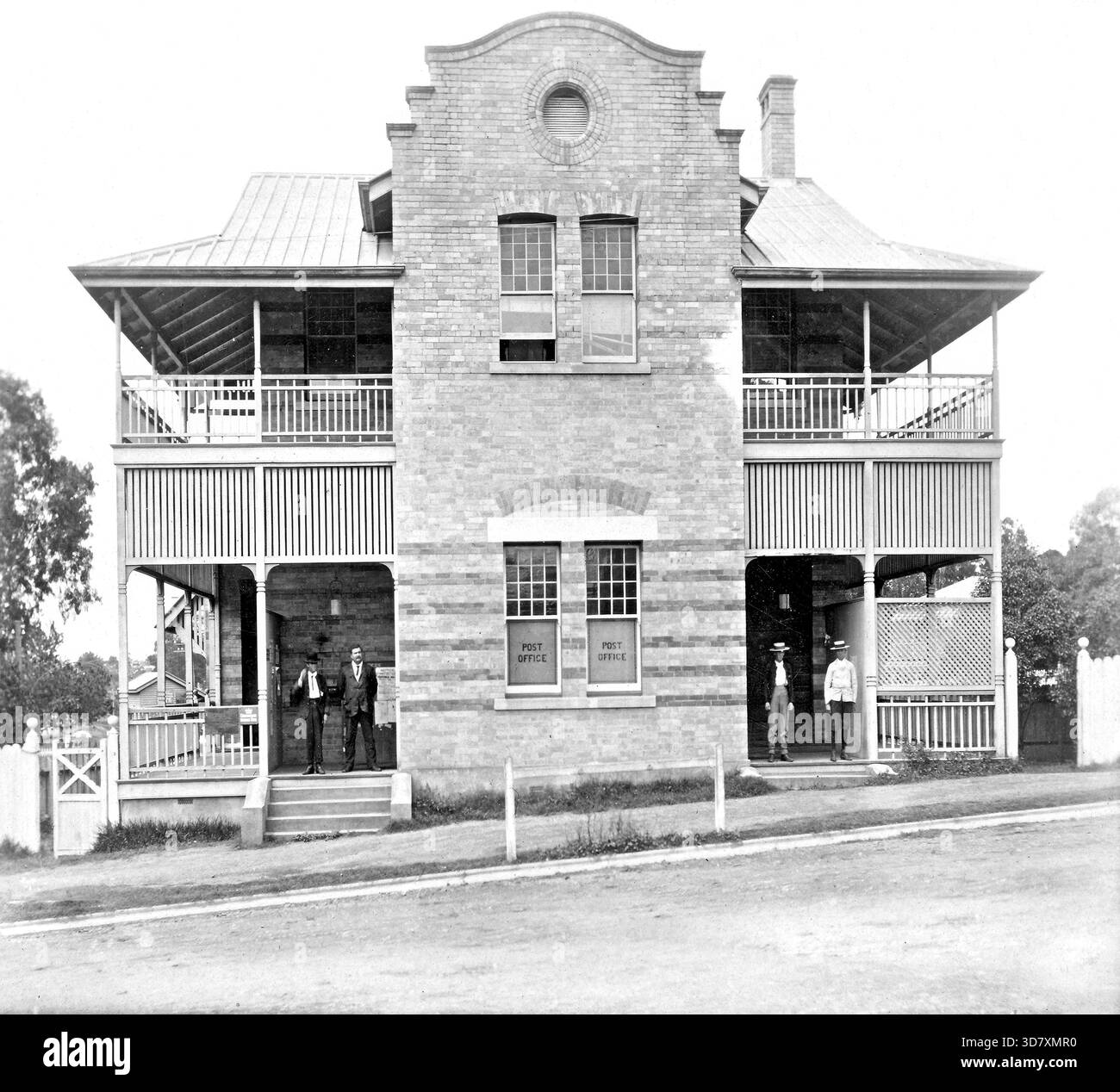 Two storey school building hi-res stock photography and images - Alamy