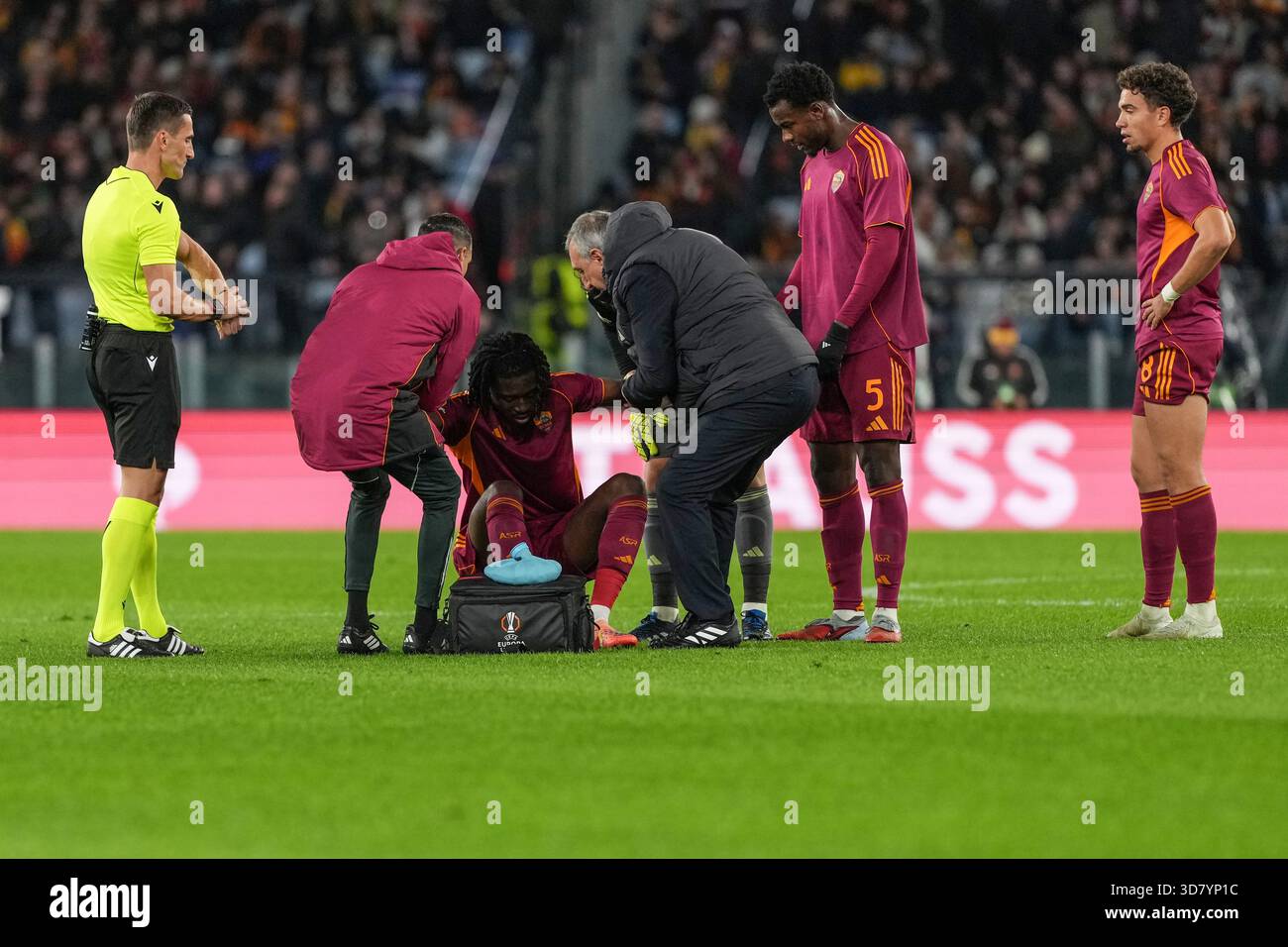 injury-of-manu-kone-of-as-roma-during-the-uefa-europa-league-2025-2026
